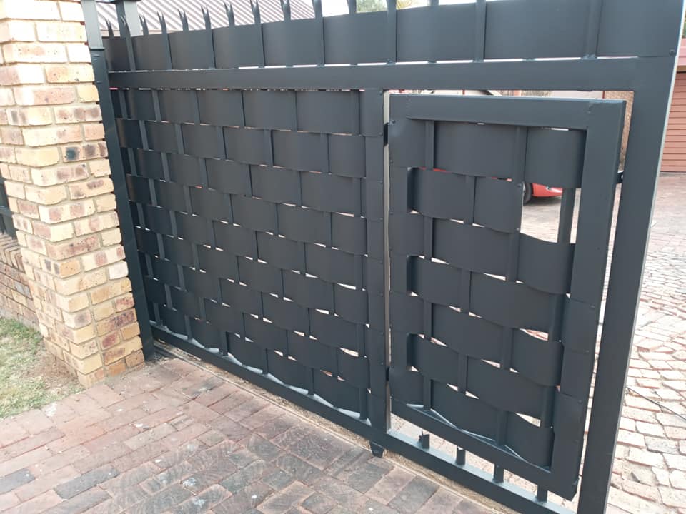 Galvanized steel palisade fence weaving